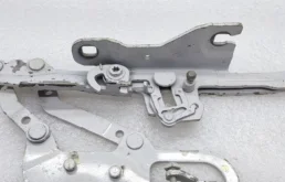 Петля капота левая для BMW X5 на фотографиях