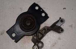 Опора двигателя задняя правая верхняя для Nissan Qashqai 2012 года на фотографиях