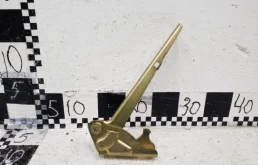 Петля капота левая для Hyundai Accent 2002 года на фотографиях