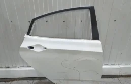 Дверь задняя правая для Hyundai Solaris 2011 года на фотографиях