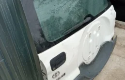 Крышка багажника для Toyota RAV4 2004 года на фотографиях