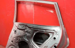 Накладка на дверь задняя правая для Hyundai Solaris 2010 года на фотографиях