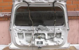 Крышка багажника для Suzuki SX4 2008 года на фотографиях