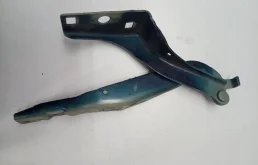 Петля капота левая для Peugeot 308 2010 года на фотографиях