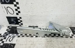 Петля капота левая для Hyundai Accent 2002 года на фотографиях