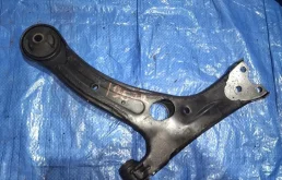 Рычаг передний правый нижний для Toyota Avensis на фотографиях