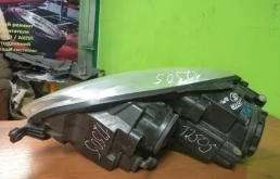 Фара ксенон левая для Volkswagen Jetta 2009 года на фотографиях