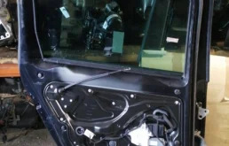 Дверь задняя левая для Volkswagen Passat 2005 года на фотографиях