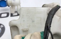 Бачок стеклоомывателя передний для Skoda Octavia 2010 года на фотографиях