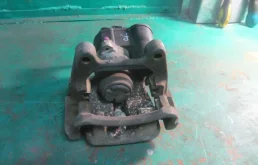 Суппорт задний правый для Volkswagen Passat 2006 года на фотографиях