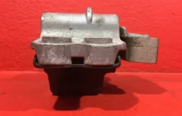 Опора двигателя передняя левая верхняя для Volkswagen Jetta 2005 года на фотографиях