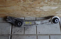 Качающийся рычаг левый для Audi A4 2014 года на фотографиях