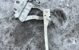 Петля капота левая для Volkswagen Passat на фотографиях