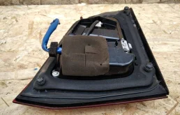 Фонарь внутренний левый для Toyota Land Cruiser 2008 года на фотографиях