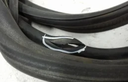 Уплотнитель багажника для Volkswagen Polo 2014 года на фотографиях