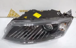 Фара ксенон левая для Skoda Octavia 2014 года на фотографиях