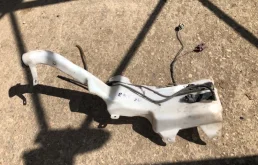 Бачок стеклоомывателя передний для Toyota RAV4 2003 года на фотографиях