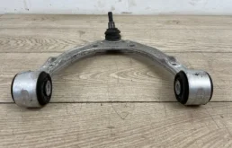 Рычаг передний левый верхний для Volkswagen Touareg 2010 года на фотографиях