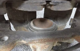 Суппорт передний правый для Skoda Octavia 2013 года на фотографиях