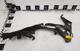 Петля капота левая для Audi Q5 2010 года на фотографиях