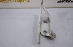 Петля капота левая для Skoda Octavia на фотографиях