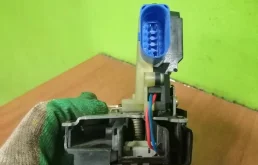 Уплотнитель передней правой двери для Skoda Octavia на фотографиях