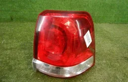 Фонарь правый для Toyota Land Cruiser 2008 года на фотографиях