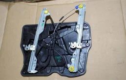 Мотор стеклоподъемника передний левый для Nissan X-Trail 2012 года на фотографиях