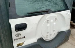 Крышка багажника для Toyota RAV4 2004 года на фотографиях