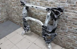 Подрамник двигателя для BMW 5er 2021 года на фотографиях