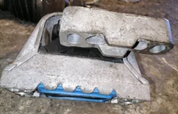 Опора двигателя задняя правая нижняя для Volkswagen Jetta 2005 года на фотографиях