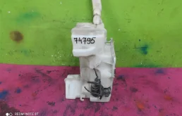 Бачок стеклоомывателя задний для Volkswagen Passat 2010 года на фотографиях