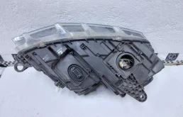 Фара ксенон левая для Skoda Octavia 2014 года на фотографиях