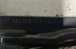 Петля капота правая для Skoda Octavia 2010 года на фотографиях