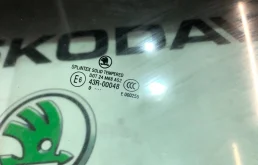 Стекло двери переднее правое для Skoda Octavia 2010 года на фотографиях