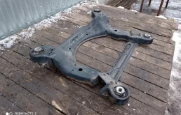 Подрамник двигателя для Audi A6 2008 года на фотографиях