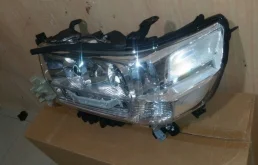 Фара ксенон левая для Toyota Land Cruiser 2020 года на фотографиях