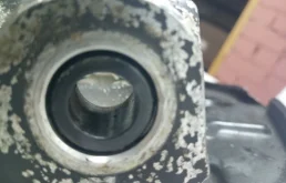 Кулак поворотный левый для Audi A4 2001 года на фотографиях