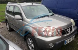 Фары для Nissan X-Trail 2003 года на фотографиях