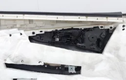 Уплотнитель передней правой двери для Nissan X-Trail 2022 года на фотографиях