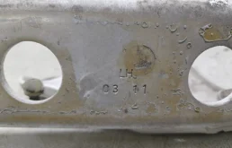 Петля капота левая для Audi A7 2011 года на фотографиях