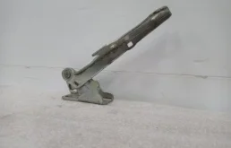 Петля капота левая для Hyundai Accent 2002 года на фотографиях