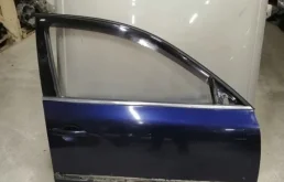 Дверь передняя правая для Volkswagen Passat 2003 года на фотографиях