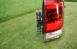 Фонарь правый для Toyota Land Cruiser 2015 года на фотографиях