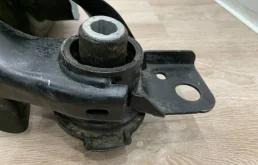 Подрамник двигателя для Mercedes-Benz M class 2006 года на фотографиях