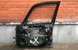 Дверь передняя правая для Suzuki SX4 2008 года на фотографиях