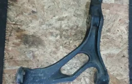 Рычаг передний правый нижний для Volkswagen Touareg 2008 года на фотографиях