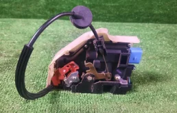 Замок передней левой двери для Skoda Octavia 2010 года на фотографиях