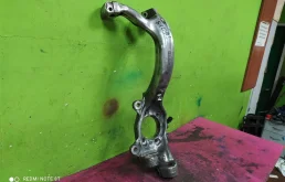 Кулак поворотный левый для Audi A6 2008 года на фотографиях