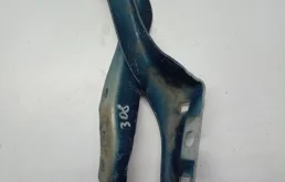 Петля капота левая для Peugeot 308 2010 года на фотографиях